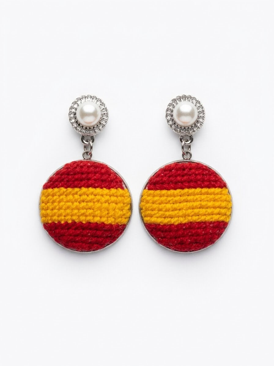 Pendientes artesanales con diseño de la bandera de España, perla y pedrería