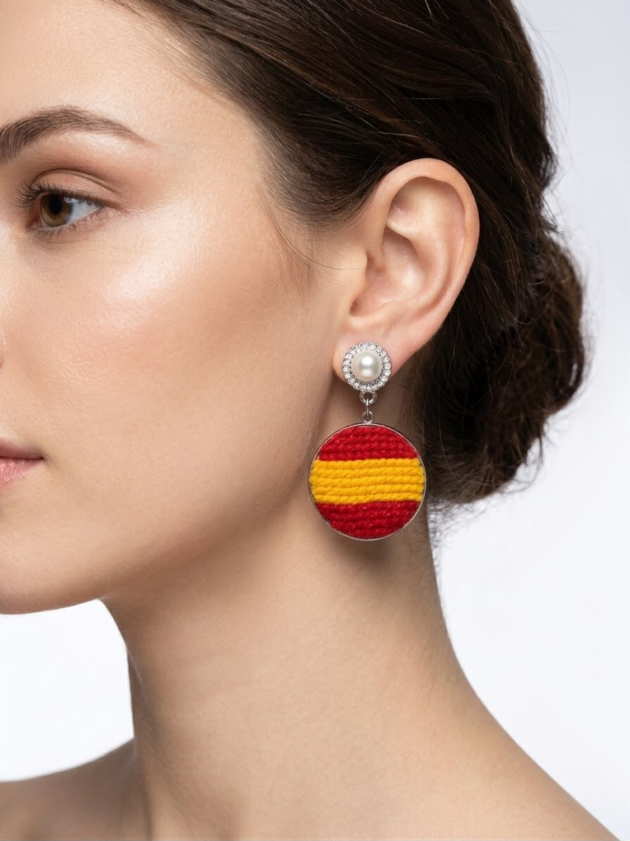 Pendientes artesanales con diseño de la bandera de España, perla y pedrería